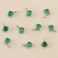 Close-up van ronde groene zirkonhangers met dubbele lussen voor DIY-sieraden maken. - Groen / Zilver