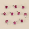 Detailopname van 4mm ronde rode zirkonia geboortesteen DIY hanger bedels, verguld. - Rood / Zilver