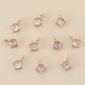 Gedetailleerd weergave van ronde roze zirkonia hangers met 18k verguldsel voor DIY sieraden. - Roze / Goud