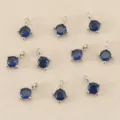 Gedetailleerd shot van 4mm ronde donkerblauwe zirconia metalen bedels voor DIY sieraden. - Saffierblauw / Zilver