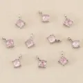 Gedetailleerde close-up van ronde roze zirkonia dubbele ring hangers voor DIY sieraden. - Roze / Zilver