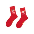 Rote Socken in mittlerer Wadenlänge mit festlichen Neujahrs-Mahjong- und Würfel-Jaquardmustern. - Einheitsgröße / Frieden und Freude