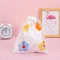 Hübscher Baumwoll-Kordelzugbeutel mit Blumenmuster für Kosmetik und Reiseaufbewahrung. - Kleine Blume