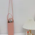 Rosa Canvas Wasserflaschen-Tragetasche mit Schultergurt, minimalistisches Design für Alltag. - Rosa Umhängetasche Stil