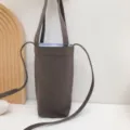 Dunkelgraue Leinen Becherhuelle mit Schultergurt, minimalistische tragbare Wasserflasche. - Grau Umhängetasche Stil
