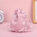 Sacchetto in tessuto di cotone rosa con coulisse e stampa di fiori di ciliegio, mini borsa portaoggetti. - Cherry Blossom