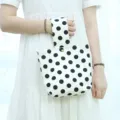 Japanische minimalistische schwarz-weiße Pünktchen Canvas Handtasche Handgelenk Tasche - Schwarz Kleines Punktmuster