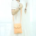 Kleine Canvas Umhaengetasche fuer Damen, einfarbige Freizeittasche fuer Handy mit Druckknopf. - Orange
