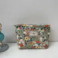 Kord Blumen Kosmetiktasche, tragbare Reise Make-up Tasche, frischer Stil Reißverschluss. - Bohnengrün / Bohnengrün Ditsy Blumig