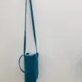 Minimalistische einfarbige Canvas-Wasserflaschentasche mit langem Gurt und Henkel für Becher. - Pfauenblau Umhängetasche Stil