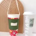 Einfarbige Canvas Tassenhülle mit Tragegurt für Kaffee und Milchtebecher zum Mitnehmen. - Armeegrün