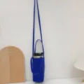 Minimalistische königblaue Canvas-Tragetasche für Wasserflaschen mit langem Gurt und Henkel. - Dunkelblau Umhängetasche Stil