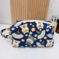 Detailansicht der Kosmetiktasche aus Canvas mit Shiba-Inu-Print und japanischem Fächer-Muster. - Fächer Hund Blau