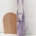 Tragbare lila Leinwand Tassenhalter Tasche mit langem Umhängegurt und Griffen für den Alltag. - Umhängetasche / Lavendel
