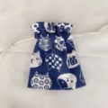 Nahaufnahme des blauen Stoffbeutels mit Kordelzug, süßen Katzenmustern und feiner Textur. - S / 14cmx16cm / Blauer Katzendruck