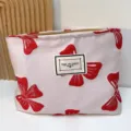 Tragbare Kosmetiktasche mit rotem Schleifenprint, stilvoller Canvas Make-up Beutel für Damen. - Rosa Schleifenmuster / Rosa Schmetterling