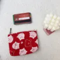 Detailansicht der roten Segeltuch Münztasche mit rosa Schweinchen Motiv und Reißverschluss. - Rotes Schwein