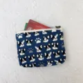 Nahaufnahme Detail der blauen Segeltuch Münztasche mit französischem Bulldoggen Muster. - Blauer Fußabdruck Bulldogge