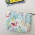 Detailansicht der niedlichen Canvas-Brieftasche mit Flamingo-Ananas-Druck und Reißverschluss. - Flamingo