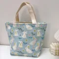 Süße blaue Segeltuch-Lunchtasche mit weißem Hasenmuster, Reißverschlusstasche für Alltag. - Blauer Hintergrund Löwenzahn Hase / Verbundener Wasserdichter Stoff