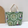 Süße Cartoon Canvas Lunchtasche mit Reißverschluss, wasserdichte Bento Tasche für Schüler. - Grüner Hintergrund Mr. Hase / Verbundener Wasserdichter Stoff