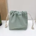 Hellgrüne Segeltuch Kordeltasche für Damen, einfarbiger Make-up Beutel, praktischer Organizer. - Bohnengrün