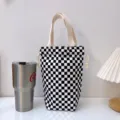 Schwarze und weiße karierte Canvas-Tragetasche für Wasserflasche mit Kordelzug. - Schachbrett-Stil / Mehrfarbig