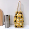 Niedliche Cartoon-Katze Leinen Wasserflasche Tasche mit Kordelzug Griff, tragbare Becherhülle. - Gelber Hintergrund Katzen-Stil / Mehrfarbig