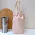 Einfache bonbonfarbene Kordelzug-Tassenhülle aus Canvas, rosa Thermosbeutel für den Alltag. - Hellrosa