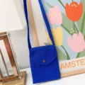 Leinwand Handy Umhängetasche Detailansicht, einfarbige minimalistische Pendler Mini-Tasche. - Dunkelblau