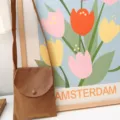 Kleine Damen Umhängetasche aus Segeltuch, leichte vertikale Handytasche mit Druckknopf. - Kaffeebraun
