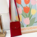 Rote Handytasche zum Umhängen aus Canvas, minimalistische einfarbige kleine Umhängetasche. - Burgunderrot