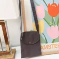 Detail der kleinen Canvas Umhängetasche, vertikale Handytasche mit Überschlag und Druckknopf. - Grau