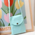 Detailansicht Umhängetasche aus Canvas, minimalistische hellblaue Handytasche, Freizeit. - Hellgrün