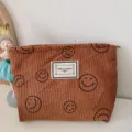 Braune Kord-Kosmetiktasche mit bestickten Smiley-Gesichtern und Reißverschluss für den Alltag. - Kaffee Cord Smiley
