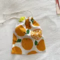 Detailansicht des Kordelzugsacks mit Orangendruck, ideal für tragbare kleine tägliche Aufbewahrung. - Große Mandarine