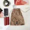 Kordsamt Kosmetik Aufbewahrungstasche mit süßem Bärenprint, kleine tragbare Kordelzug Tasche. - Brauner Bär