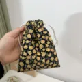 Kleine Kordelzug Kosmetiktasche mit Blumenmuster Aufbewahrungsbeutel Reise Staubbeutel - 14cmx16cm / Hirsegelb Kleine Blume