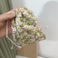Tragbarer Kordelzugbeutel aus Kord für Kosmetik und Hautpflege, kleine Kosmetiktasche mit Blumen. - 14cmx16cm / Smaragdgrün Kleine Weiße Blume