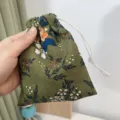 Olivgrüner Kordelzugbeutel aus Blümchen-Cord, kleiner tragbarer Make-up-Reise-Aufbewahrungsbeutel. - 14cmx16cm / Grünes Blumenmuster