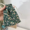 Grüner Kordelzugbeutel mit Blumenmuster, tragbare Kosmetiktasche für Reise und Aufbewahrung. - 14cmx16cm / Grün Kleine Weiße Blumen