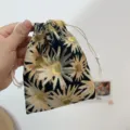 Kordfutteral mit niedlichem Gänseblümchen-Blumenmuster, ideal für kleine Kosmetika. - 14cmx16cm / Gänseblümchen Schwarz mit Gelb