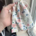 Kordelzug Beutel aus Kord mit Blumenmuster Tragbare Kleine Make-up Tasche Reise Staubbeutel - 14cmx16cm / Frisches Beige Floral