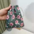 Kordelzugbeutel aus Kord in Grün mit rosa Blumenmuster, kleine Kosmetiktasche für Reisen. - 14cmx16cm / Sakura Blüte