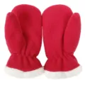 Close-up van rode fleece winterwanten voor kinderen met zachte witte boorden en warme voering. - S / Rozerood