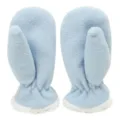 Close-up van lichtblauwe kinderfleecehandschoenen met witte pluche boorden, warm. - Lichtblauw