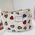 Kordsamt Kosmetiktasche mit bunten Herzen und sicherem Reissverschluss fuer unterwegs. - Beige Herz