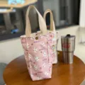 Borsa shopper in tela rosa con grazioso coniglio, borsetta portatile per tazza d'acqua. - Pink Background White Rabbit