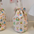 Süße Cartoon bedruckte Canvas Kordelzugtasche, tragbare Pendler Handtasche und Becherbezug. - Gitterbasis Cartoon Malerei