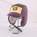 Nahaufnahme der Retro-Farbblock-Fellmuetze fuer Kinder mit Fleece-Futter und Ohrenklappen - Lila